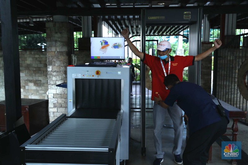 Petugas keamanan memeriksa kendaraan pribadi milik pengunjung di hotel Shangri-La, Jakarta, Senin (10/7/2023). Petugas keamanan memeriksa kendaraan pribadi milik pengunjung di hotel Shangri-La, Jakarta, Senin (10/7/2023). (CNBC Indonesia/Tri Susilo)