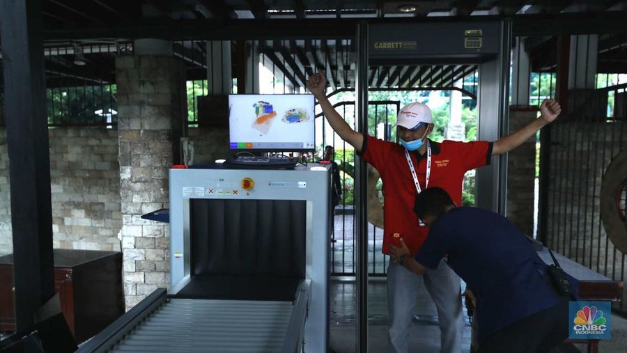 Petugas keamanan memeriksa kendaraan pribadi milik pengunjung di hotel Shangri-La, Jakarta, Senin (10/7/2023). (CNBC Indonesia/Tri Susilo)