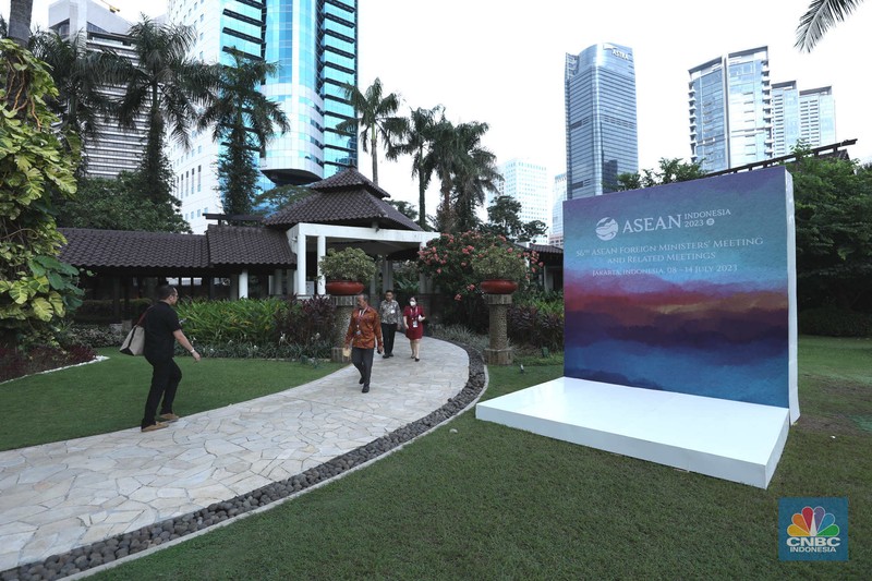 Petugas keamanan memeriksa kendaraan pribadi milik pengunjung di hotel Shangri-La, Jakarta, Senin (10/7/2023). (CNBC Indonesia/Tri Susilo)