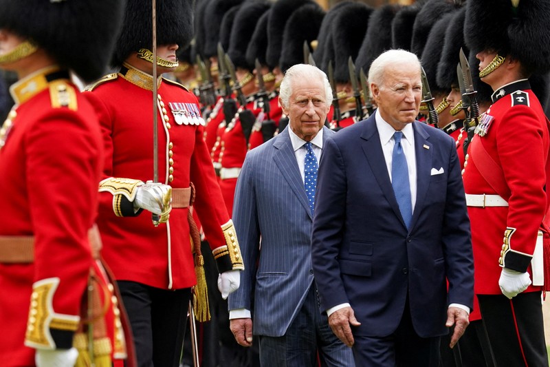 Presiden AS Joe Biden disambut oleh Raja Charles Inggris di Kastil Windsor di Windsor, Inggris, 10 Juli 2023. Presiden AS Joe Biden disambut oleh Raja Charles Inggris di Kastil Windsor di Windsor, Inggris, 10 Juli 2023. (REUTERS/Kevin Lamarque)