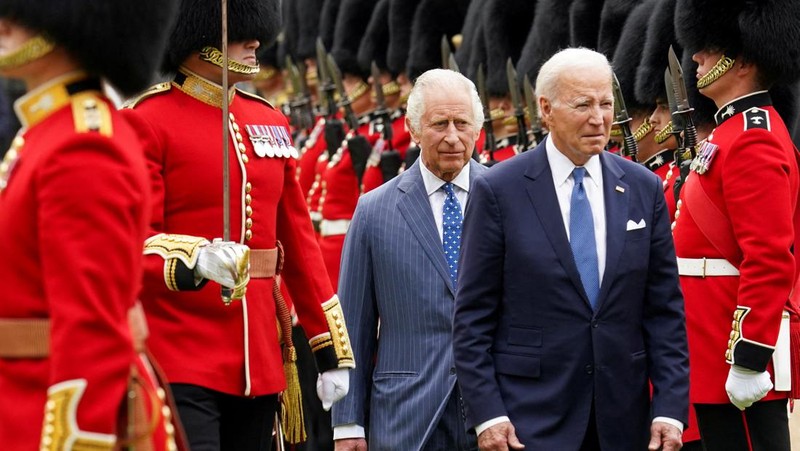 Presiden AS Joe Biden disambut oleh Raja Charles Inggris di Kastil Windsor di Windsor, Inggris, 10 Juli 2023. (REUTERS/Kevin Lamarque)