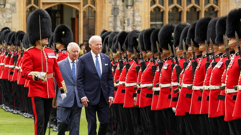 Presiden AS Joe Biden disambut oleh Raja Charles Inggris di Kastil Windsor di Windsor, Inggris, 10 Juli 2023. Presiden AS Joe Biden disambut oleh Raja Charles Inggris di Kastil Windsor di Windsor, Inggris, 10 Juli 2023. (REUTERS/Kevin Lamarque)