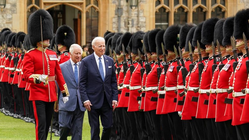 Presiden AS Joe Biden disambut oleh Raja Charles Inggris di Kastil Windsor di Windsor, Inggris, 10 Juli 2023. (REUTERS/Kevin Lamarque)