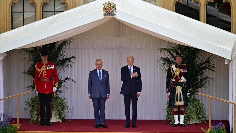 Presiden AS Joe Biden disambut oleh Raja Charles Inggris di Kastil Windsor di Windsor, Inggris, 10 Juli 2023. (REUTERS/Kevin Lamarque)