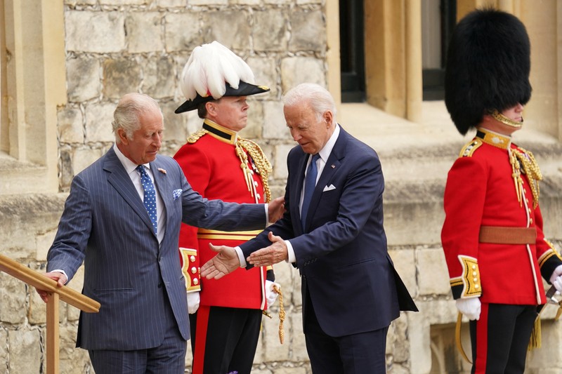 Presiden AS Joe Biden disambut oleh Raja Charles Inggris di Kastil Windsor di Windsor, Inggris, 10 Juli 2023. Presiden AS Joe Biden disambut oleh Raja Charles Inggris di Kastil Windsor di Windsor, Inggris, 10 Juli 2023. (REUTERS/Kevin Lamarque)