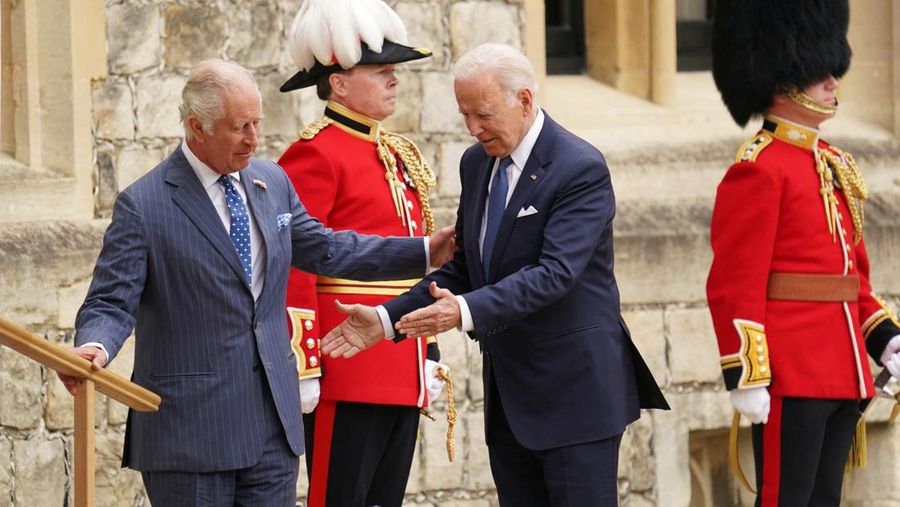 Presiden AS Joe Biden disambut oleh Raja Charles Inggris di Kastil Windsor di Windsor, Inggris, 10 Juli 2023. (REUTERS/Kevin Lamarque)