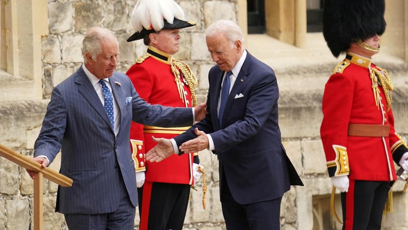 Presiden AS Joe Biden disambut oleh Raja Charles Inggris di Kastil Windsor di Windsor, Inggris, 10 Juli 2023. (REUTERS/Kevin Lamarque)