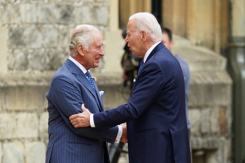 Presiden AS Joe Biden disambut oleh Raja Charles Inggris di Kastil Windsor di Windsor, Inggris, 10 Juli 2023. (REUTERS/Kevin Lamarque)