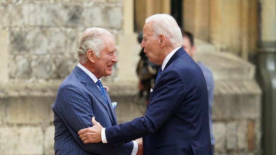 Presiden AS Joe Biden disambut oleh Raja Charles Inggris di Kastil Windsor di Windsor, Inggris, 10 Juli 2023. (REUTERS/Kevin Lamarque)