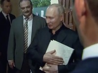 Potret Vladimir Putin Pegang Erat Al-Quran Hadiah dari Saudi