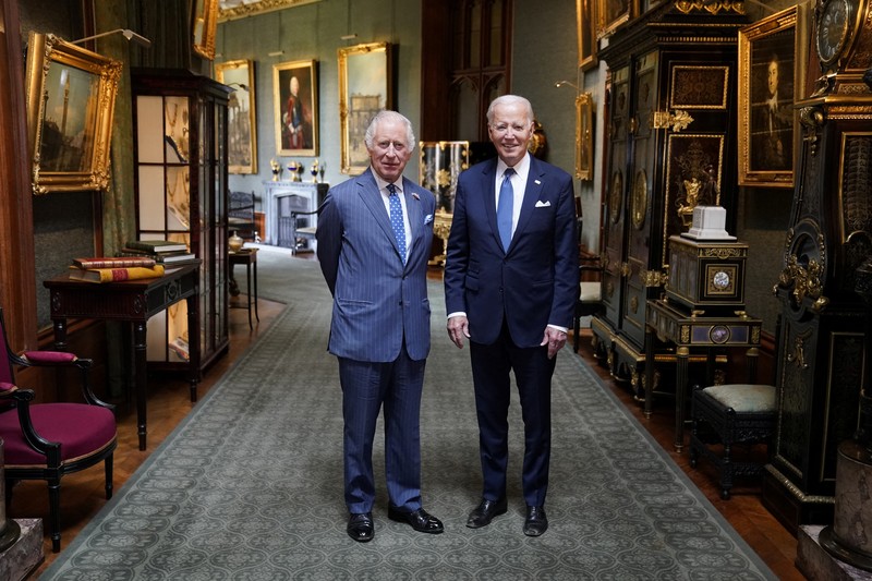 Presiden AS Joe Biden disambut oleh Raja Charles Inggris di Kastil Windsor di Windsor, Inggris, 10 Juli 2023. Presiden AS Joe Biden disambut oleh Raja Charles Inggris di Kastil Windsor di Windsor, Inggris, 10 Juli 2023. (REUTERS/Kevin Lamarque)