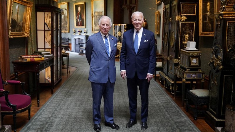 Presiden AS Joe Biden disambut oleh Raja Charles Inggris di Kastil Windsor di Windsor, Inggris, 10 Juli 2023. (REUTERS/Kevin Lamarque)