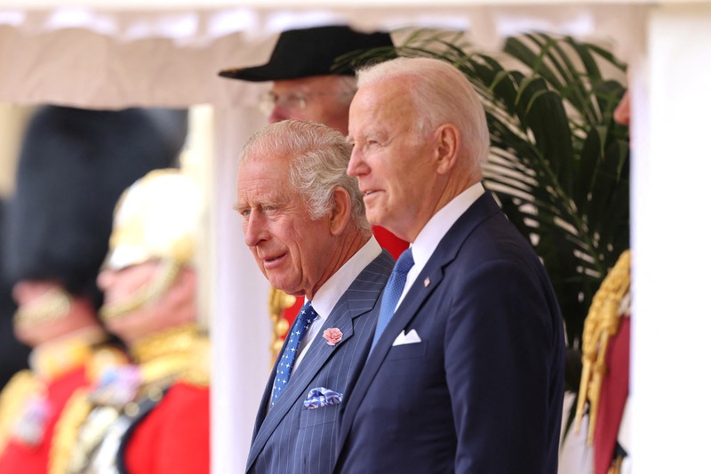 Presiden AS Joe Biden disambut oleh Raja Charles Inggris di Kastil Windsor di Windsor, Inggris, 10 Juli 2023. Presiden AS Joe Biden disambut oleh Raja Charles Inggris di Kastil Windsor di Windsor, Inggris, 10 Juli 2023. (REUTERS/Kevin Lamarque)