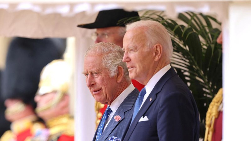 Presiden AS Joe Biden disambut oleh Raja Charles Inggris di Kastil Windsor di Windsor, Inggris, 10 Juli 2023. (REUTERS/Kevin Lamarque)