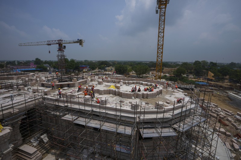Suasana pembangunan kuil Hindu Dewa Rama di Ayodhya, India, Minggu (9/7/2023). Suasana pembangunan kuil Hindu Dewa Rama di Ayodhya, India, Minggu (9/7/2023). (AP Photo/Rajesh Kumar Singh)