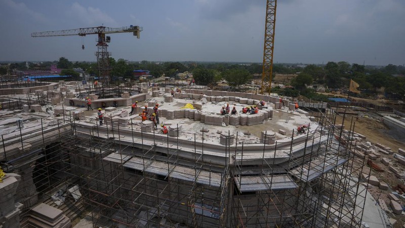 Suasana pembangunan kuil Hindu Dewa Rama di Ayodhya, India, Minggu (9/7/2023). (AP Photo/Rajesh Kumar Singh)