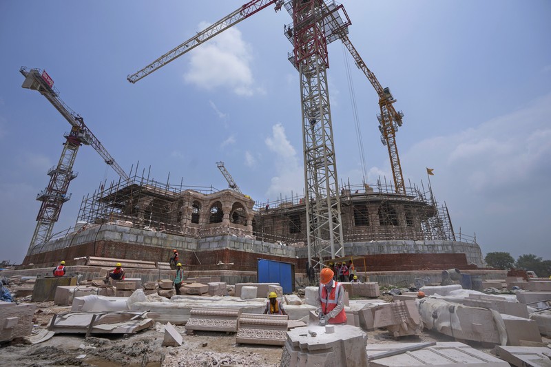 Suasana pembangunan kuil Hindu Dewa Rama di Ayodhya, India, Minggu (9/7/2023). Suasana pembangunan kuil Hindu Dewa Rama di Ayodhya, India, Minggu (9/7/2023). (AP Photo/Rajesh Kumar Singh)