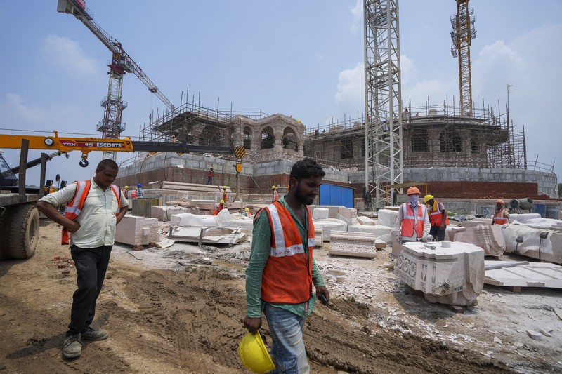 Suasana pembangunan kuil Hindu Dewa Rama di Ayodhya, India, Minggu (9/7/2023). (AP Photo/Rajesh Kumar Singh)