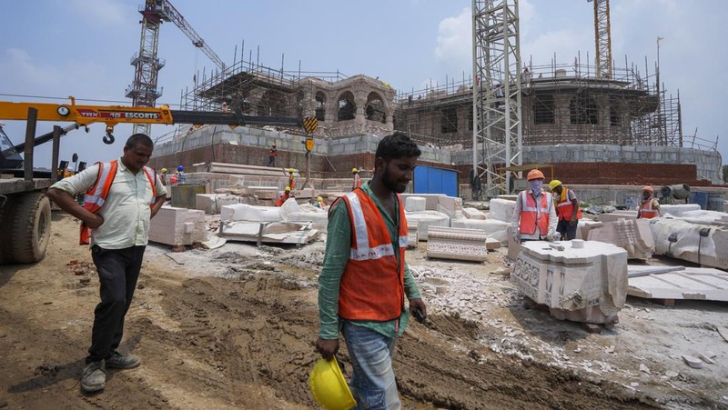 Suasana pembangunan kuil Hindu Dewa Rama di Ayodhya, India, Minggu (9/7/2023). (AP Photo/Rajesh Kumar Singh)