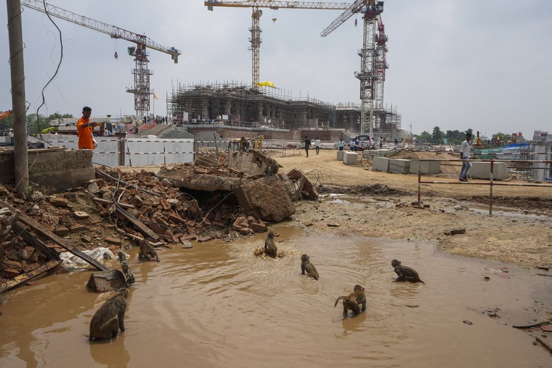 Suasana pembangunan kuil Hindu Dewa Rama di Ayodhya, India, Minggu (9/7/2023). Suasana pembangunan kuil Hindu Dewa Rama di Ayodhya, India, Minggu (9/7/2023). (AP Photo/Rajesh Kumar Singh)