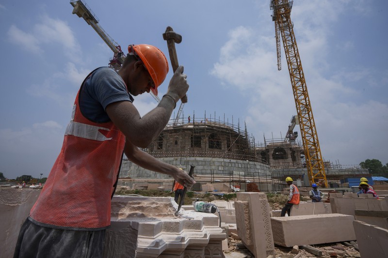 Suasana pembangunan kuil Hindu Dewa Rama di Ayodhya, India, Minggu (9/7/2023). (AP Photo/Rajesh Kumar Singh)