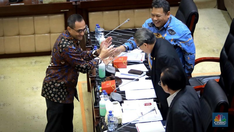 Calon anggota Dewan Komisioner Otoritas Jasa Keuangan (DK OJK) Hasan Fawzi menjalani uji kelayakan alias fit and proper test, Senin (10/7/2023). (CNBC Indonesia/Muhammad Sabki)