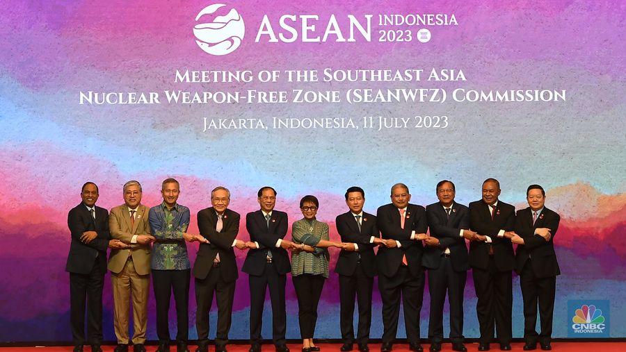 Abdul Kadir, Menlu Filipina Enrique Manalo, Menteri Singapura Vivian Balakrishnan, Menlu Thailand Don Pramudwinai, Menlu Vietnam Bui Thanh Son, Menlu Retno Marsudi, Menlu Laos Saleumxay Kommasith, Menlu Brunei Erywan Pehin Yusof, Menlu Kamboja Prak Sokhonn, Menlu Timor Leste Bendito dos Santos Freitas, dan Sekjen ASEAN Kao Kim Hourn melakukan sesi foto jelang Pertemuan Komisi Kawasan Bebas Senjata Nuklir Asia Tenggara (SEANWFZ) di Jakarta, Selasa (11/7/2023). (CNBC Indonesia/Kemlu/Pool)