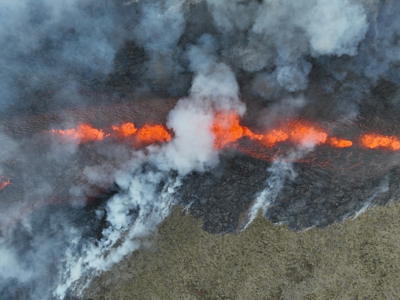 Asap mengepul dan lava menyembur setelah letusan gunung berapi, di semenanjung Reykjanes, dekat ibu kota Reykjavik, di Islandia barat daya, 10 Juli 2023, dalam gambar ini diperoleh dari media sosial. Asap mengepul dan lava menyembur setelah letusan gunung berapi, di semenanjung Reykjanes, dekat ibu kota Reykjavik, di Islandia barat daya, 10 Juli 2023, dalam gambar ini diperoleh dari media sosial. (Juergen Merz - Glacier Photo Artist/via REUTERS)