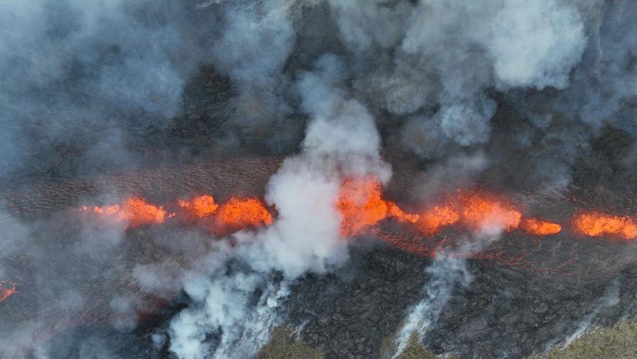 Asap mengepul dan lava menyembur setelah letusan gunung berapi, di semenanjung Reykjanes, dekat ibu kota Reykjavik, di Islandia barat daya, 10 Juli 2023, dalam gambar ini diperoleh dari media sosial. (Juergen Merz - Glacier Photo Artist/via REUTERS)