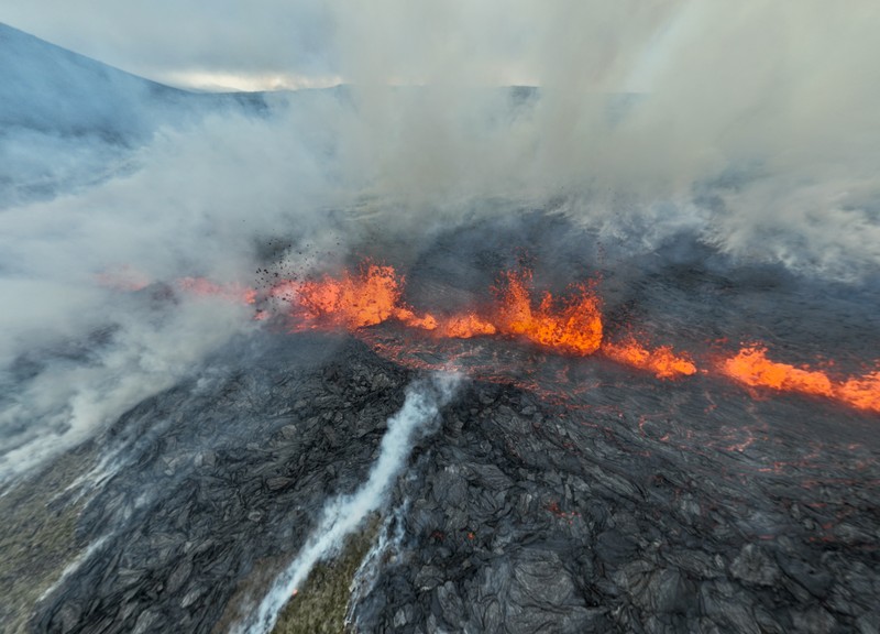 Asap mengepul dan lava menyembur setelah letusan gunung berapi, di semenanjung Reykjanes, dekat ibu kota Reykjavik, di Islandia barat daya, 10 Juli 2023, dalam gambar ini diperoleh dari media sosial. (Juergen Merz - Glacier Photo Artist/via REUTERS)