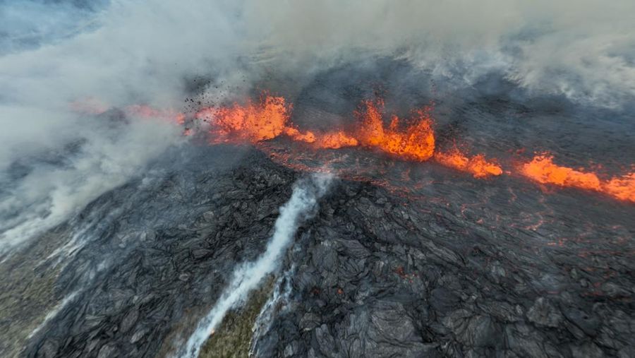 Asap mengepul dan lava menyembur setelah letusan gunung berapi, di semenanjung Reykjanes, dekat ibu kota Reykjavik, di Islandia barat daya, 10 Juli 2023, dalam gambar ini diperoleh dari media sosial. (Juergen Merz - Glacier Photo Artist/via REUTERS)