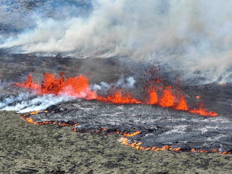 Asap mengepul dan lava menyembur setelah letusan gunung berapi, di semenanjung Reykjanes, dekat ibu kota Reykjavik, di Islandia barat daya, 10 Juli 2023, dalam gambar ini diperoleh dari media sosial. Asap mengepul dan lava menyembur setelah letusan gunung berapi, di semenanjung Reykjanes, dekat ibu kota Reykjavik, di Islandia barat daya, 10 Juli 2023, dalam gambar ini diperoleh dari media sosial. (Juergen Merz - Glacier Photo Artist/via REUTERS)