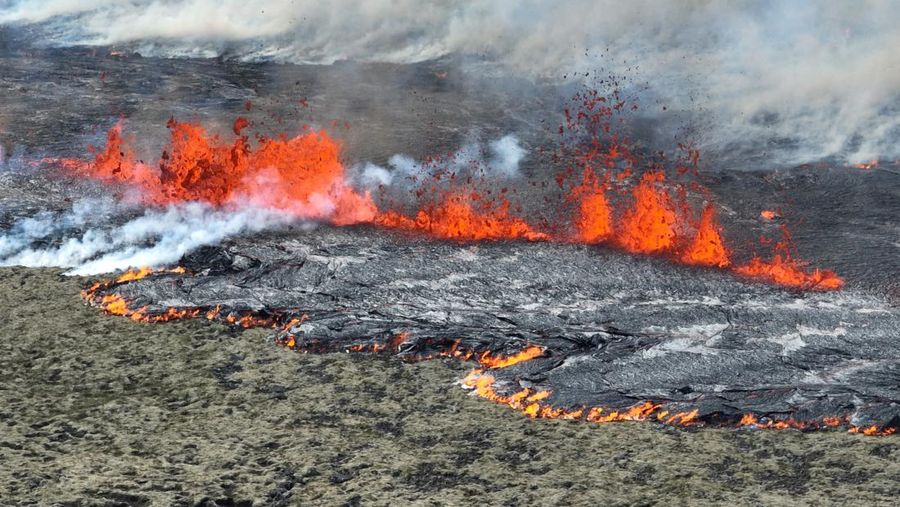 Asap mengepul dan lava menyembur setelah letusan gunung berapi, di semenanjung Reykjanes, dekat ibu kota Reykjavik, di Islandia barat daya, 10 Juli 2023, dalam gambar ini diperoleh dari media sosial. (Juergen Merz - Glacier Photo Artist/via REUTERS)