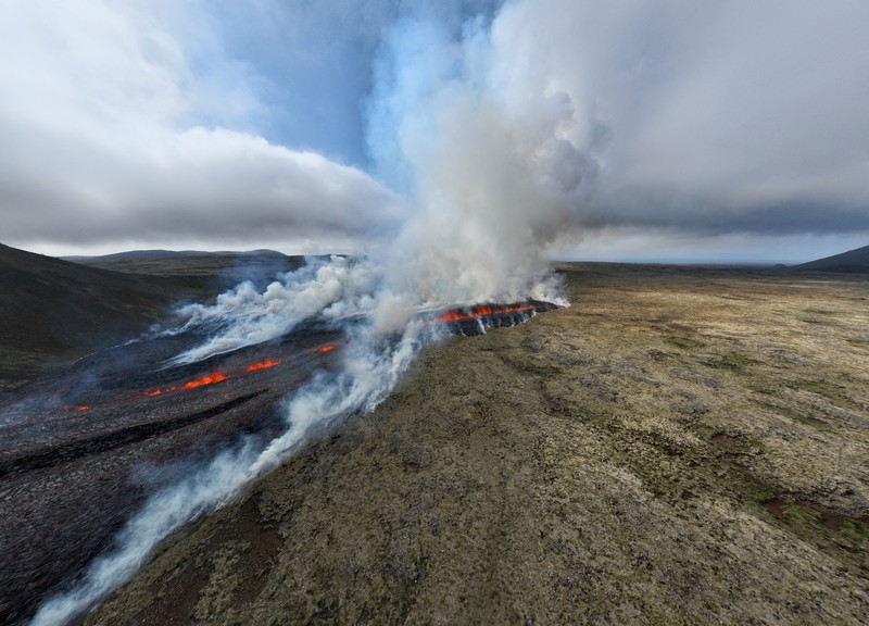 Asap mengepul dan lava menyembur setelah letusan gunung berapi, di semenanjung Reykjanes, dekat ibu kota Reykjavik, di Islandia barat daya, 10 Juli 2023, dalam gambar ini diperoleh dari media sosial. Asap mengepul dan lava menyembur setelah letusan gunung berapi, di semenanjung Reykjanes, dekat ibu kota Reykjavik, di Islandia barat daya, 10 Juli 2023, dalam gambar ini diperoleh dari media sosial. (Juergen Merz - Glacier Photo Artist/via REUTERS)