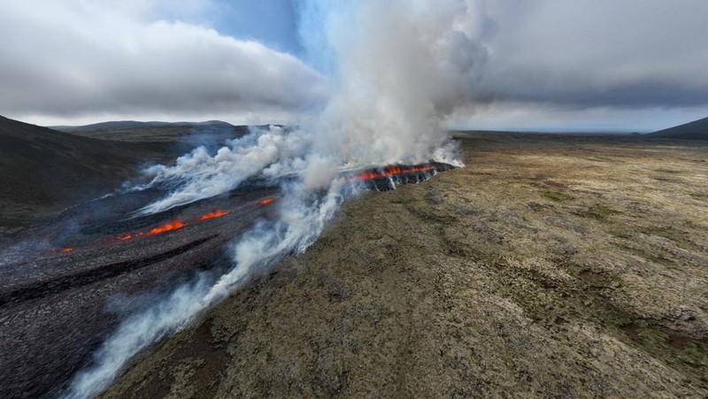 Asap mengepul dan lava menyembur setelah letusan gunung berapi, di semenanjung Reykjanes, dekat ibu kota Reykjavik, di Islandia barat daya, 10 Juli 2023, dalam gambar ini diperoleh dari media sosial. (Juergen Merz - Glacier Photo Artist/via REUTERS)