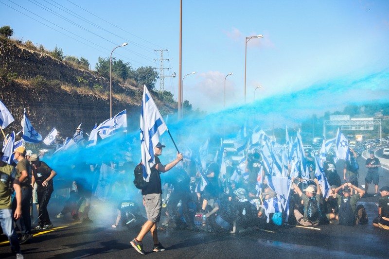 Demonstran melakukan blokade jalan saat protes terhadap Perdana Menteri Israel Benjamin Netanyahu dan pemeriksaan yudisial pemerintah koalisi nasionalisnya di Jerusalem, Selasa (11/7/2023). (REUTERS/Ronen Zvulun) Demonstran melakukan blokade jalan saat protes terhadap Perdana Menteri Israel Benjamin Netanyahu dan pemeriksaan yudisial pemerintah koalisi nasionalisnya di Jerusalem, Selasa (11/7/2023). (REUTERS/Ronen Zvulun)