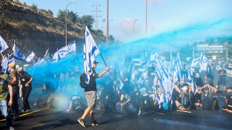 Demonstran melakukan blokade jalan saat protes terhadap Perdana Menteri Israel Benjamin Netanyahu dan pemeriksaan yudisial pemerintah koalisi nasionalisnya di Jerusalem, Selasa (11/7/2023). (REUTERS/Ronen Zvulun)