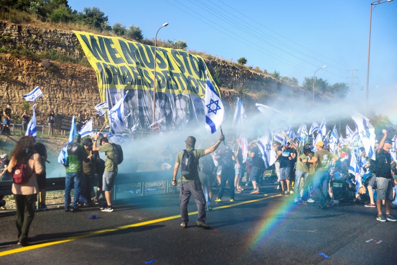 Demonstran melakukan blokade jalan saat protes terhadap Perdana Menteri Israel Benjamin Netanyahu dan pemeriksaan yudisial pemerintah koalisi nasionalisnya di Jerusalem, Selasa (11/7/2023). (REUTERS/Ronen Zvulun) Demonstran melakukan blokade jalan saat protes terhadap Perdana Menteri Israel Benjamin Netanyahu dan pemeriksaan yudisial pemerintah koalisi nasionalisnya di Jerusalem, Selasa (11/7/2023). (REUTERS/Ronen Zvulun)