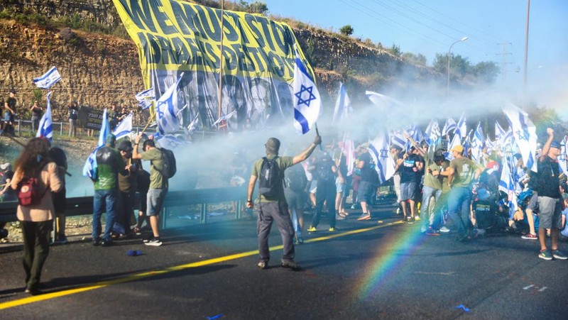 Demonstran melakukan blokade jalan saat protes terhadap Perdana Menteri Israel Benjamin Netanyahu dan pemeriksaan yudisial pemerintah koalisi nasionalisnya di Jerusalem, Selasa (11/7/2023). (REUTERS/Ronen Zvulun)