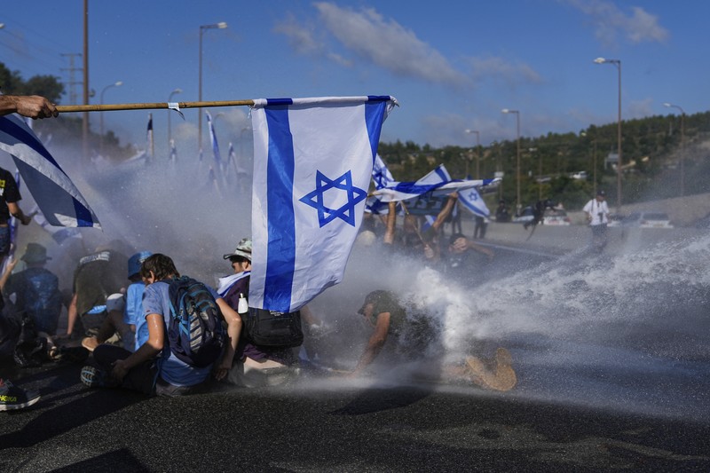 Demonstran melakukan blokade jalan saat protes terhadap Perdana Menteri Israel Benjamin Netanyahu dan pemeriksaan yudisial pemerintah koalisi nasionalisnya di Jerusalem, Selasa (11/7/2023). (REUTERS/Ronen Zvulun) Demonstran melakukan blokade jalan saat protes terhadap Perdana Menteri Israel Benjamin Netanyahu dan pemeriksaan yudisial pemerintah koalisi nasionalisnya di Jerusalem, Selasa (11/7/2023). (REUTERS/Ronen Zvulun)