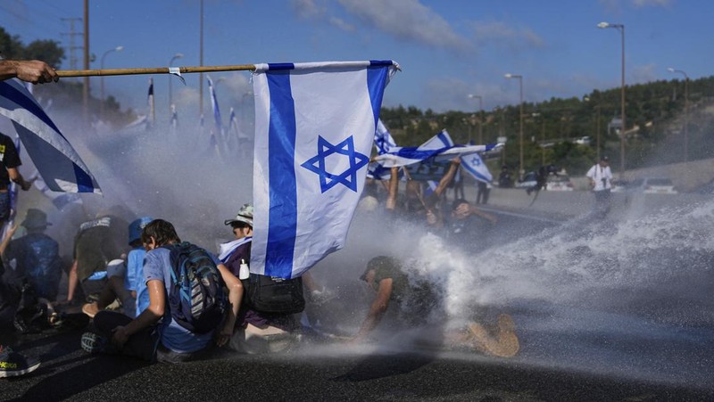 Demonstran melakukan blokade jalan saat protes terhadap Perdana Menteri Israel Benjamin Netanyahu dan pemeriksaan yudisial pemerintah koalisi nasionalisnya di Jerusalem, Selasa (11/7/2023). (REUTERS/Ronen Zvulun)