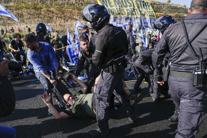 Demonstran melakukan blokade jalan saat protes terhadap Perdana Menteri Israel Benjamin Netanyahu dan pemeriksaan yudisial pemerintah koalisi nasionalisnya di Jerusalem, Selasa (11/7/2023). (REUTERS/Ronen Zvulun) Demonstran melakukan blokade jalan saat protes terhadap Perdana Menteri Israel Benjamin Netanyahu dan pemeriksaan yudisial pemerintah koalisi nasionalisnya di Jerusalem, Selasa (11/7/2023). (REUTERS/Ronen Zvulun)
