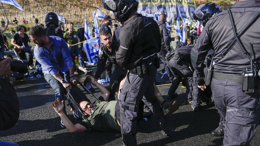 Demonstran melakukan blokade jalan saat protes terhadap Perdana Menteri Israel Benjamin Netanyahu dan pemeriksaan yudisial pemerintah koalisi nasionalisnya di Jerusalem, Selasa (11/7/2023). (REUTERS/Ronen Zvulun)