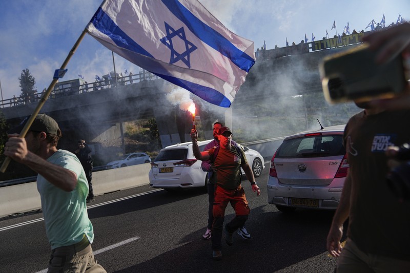 Demonstran melakukan blokade jalan saat protes terhadap Perdana Menteri Israel Benjamin Netanyahu dan pemeriksaan yudisial pemerintah koalisi nasionalisnya di Jerusalem, Selasa (11/7/2023). (REUTERS/Ronen Zvulun) Demonstran melakukan blokade jalan saat protes terhadap Perdana Menteri Israel Benjamin Netanyahu dan pemeriksaan yudisial pemerintah koalisi nasionalisnya di Jerusalem, Selasa (11/7/2023). (REUTERS/Ronen Zvulun)