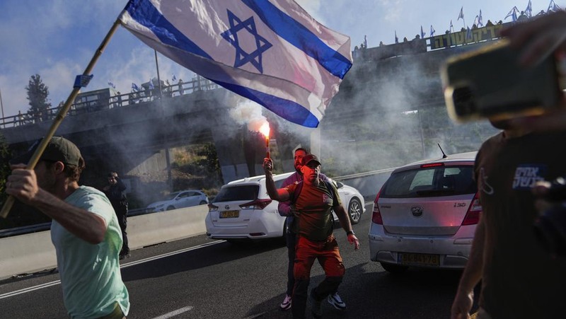 Demonstran melakukan blokade jalan saat protes terhadap Perdana Menteri Israel Benjamin Netanyahu dan pemeriksaan yudisial pemerintah koalisi nasionalisnya di Jerusalem, Selasa (11/7/2023). (REUTERS/Ronen Zvulun)
