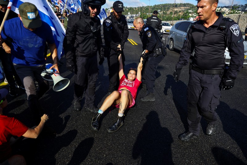 Demonstran melakukan blokade jalan saat protes terhadap Perdana Menteri Israel Benjamin Netanyahu dan pemeriksaan yudisial pemerintah koalisi nasionalisnya di Jerusalem, Selasa (11/7/2023). (REUTERS/Ronen Zvulun) Demonstran melakukan blokade jalan saat protes terhadap Perdana Menteri Israel Benjamin Netanyahu dan pemeriksaan yudisial pemerintah koalisi nasionalisnya di Jerusalem, Selasa (11/7/2023). (REUTERS/Ronen Zvulun)