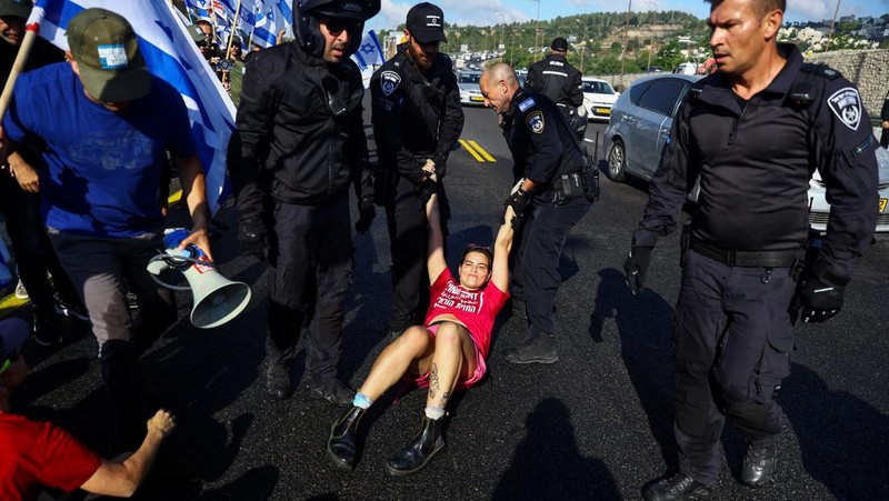 Demonstran melakukan blokade jalan saat protes terhadap Perdana Menteri Israel Benjamin Netanyahu dan pemeriksaan yudisial pemerintah koalisi nasionalisnya di Jerusalem, Selasa (11/7/2023). (REUTERS/Ronen Zvulun)