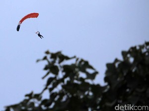 Video Detik-detik Penerjun Payung Nyangkut di Layar Stadion AS