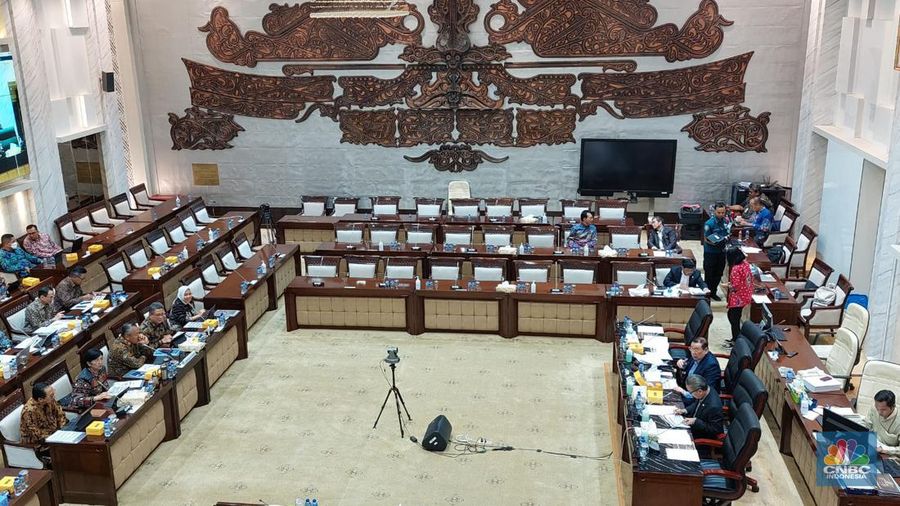 Komisi XI DPR RI Rapat Kerja dengan Gubernur BI Perry Warjiyo. (CNBC Indonesia/Cantika Adinda Putri)