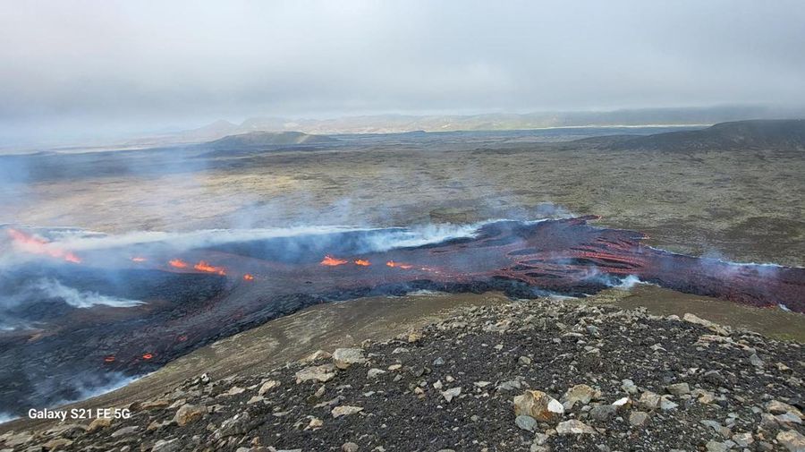 Asap mengepul dan lava menyembur setelah letusan gunung berapi, di semenanjung Reykjanes, dekat ibu kota Reykjavik, di Islandia barat daya, 10 Juli 2023, dalam gambar ini diperoleh dari media sosial. (Juergen Merz - Glacier Photo Artist/via REUTERS)